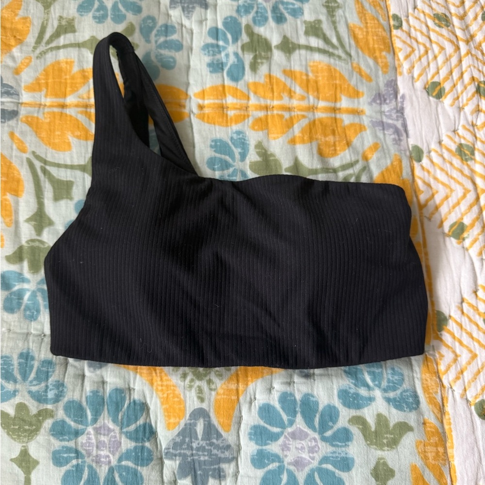 Like new Lululemon Ribbed Nulu Asymmetrical Yoga Bra - size 6